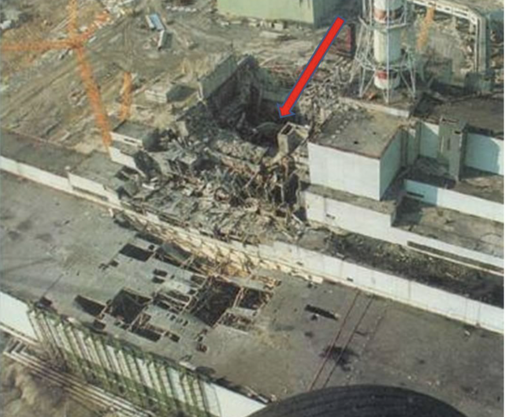 Fig. 3 &ndash; Veduta aerea del reattore. La freccia indica la parte superiore dello schermo biologico incastrato sopra il nocciolo&nbsp;
