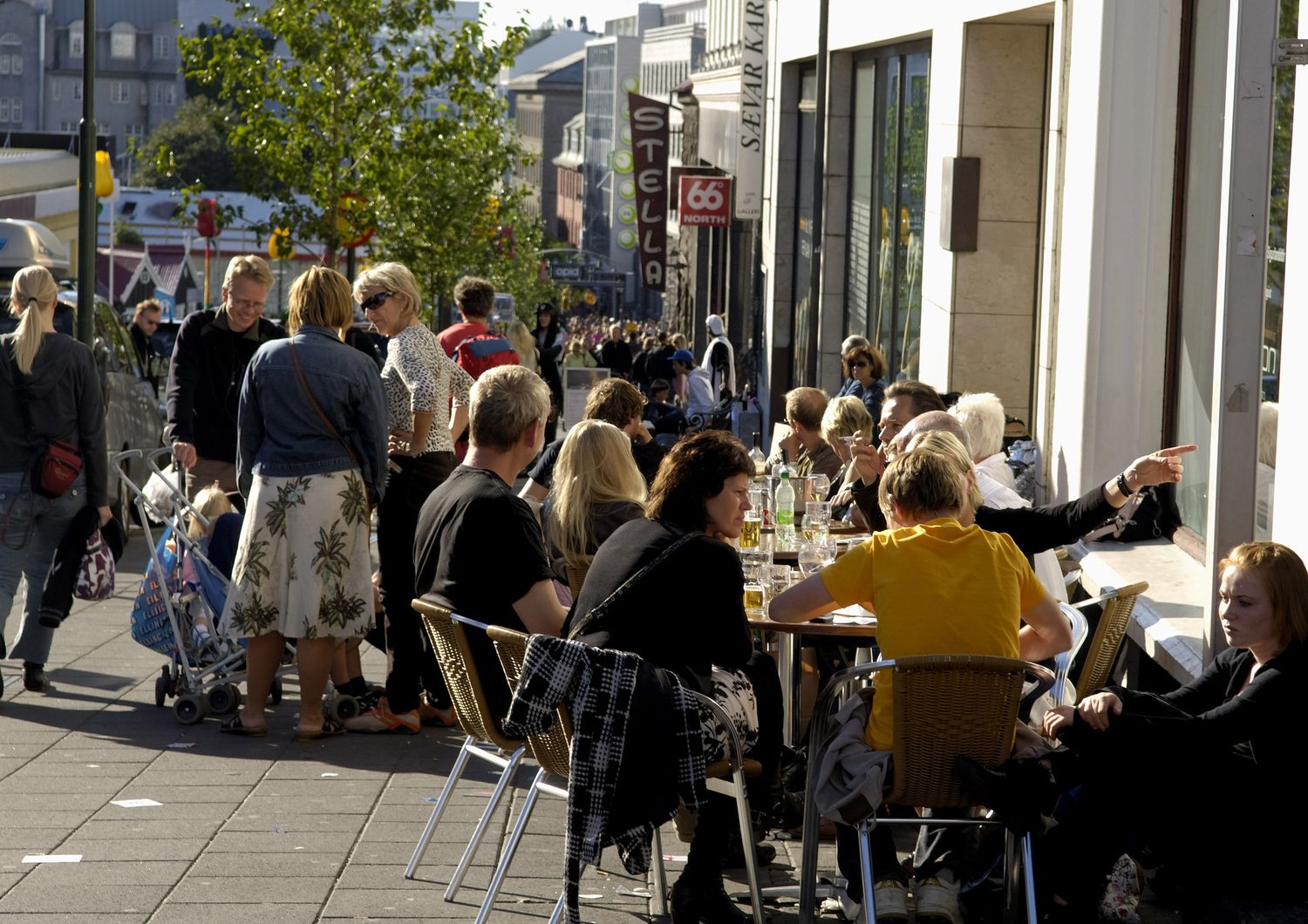 Un gruppo di persone al bar nel centro di&nbsp;Reykjavik, Islanda