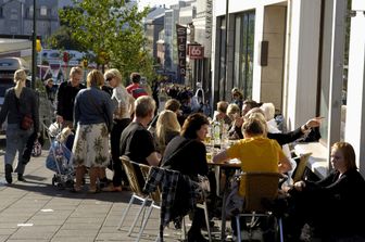 Un gruppo di persone al bar nel centro di&nbsp;Reykjavik, Islanda