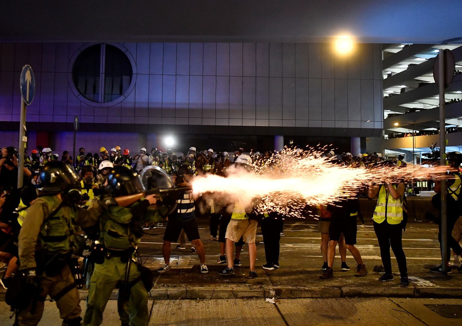 La polizia spara lacrimogeni sui manifestanti