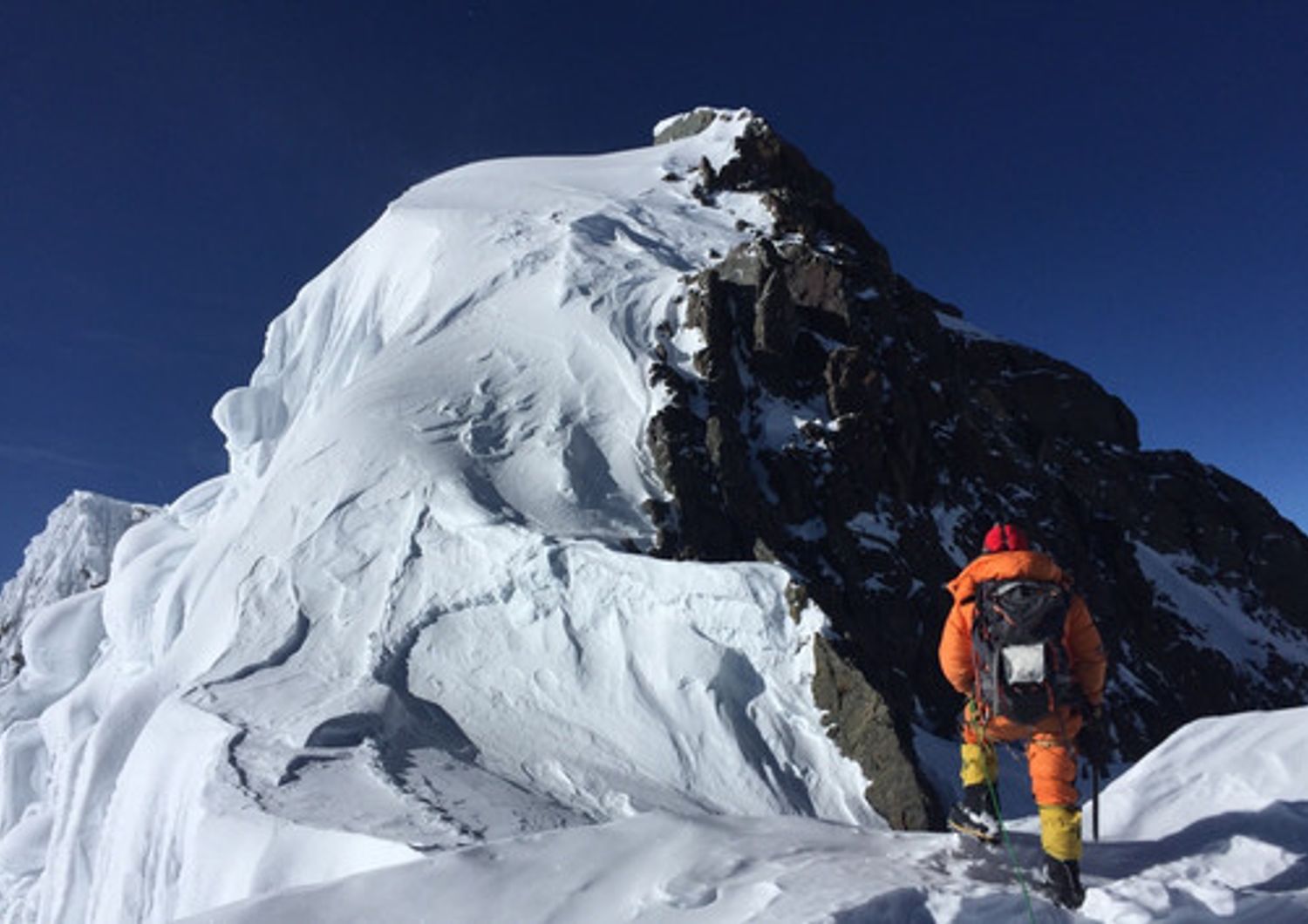 Uno scalatore su una montagna in Pakistan