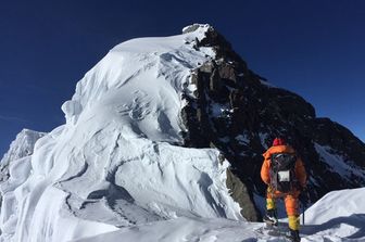 Uno scalatore su una montagna in Pakistan