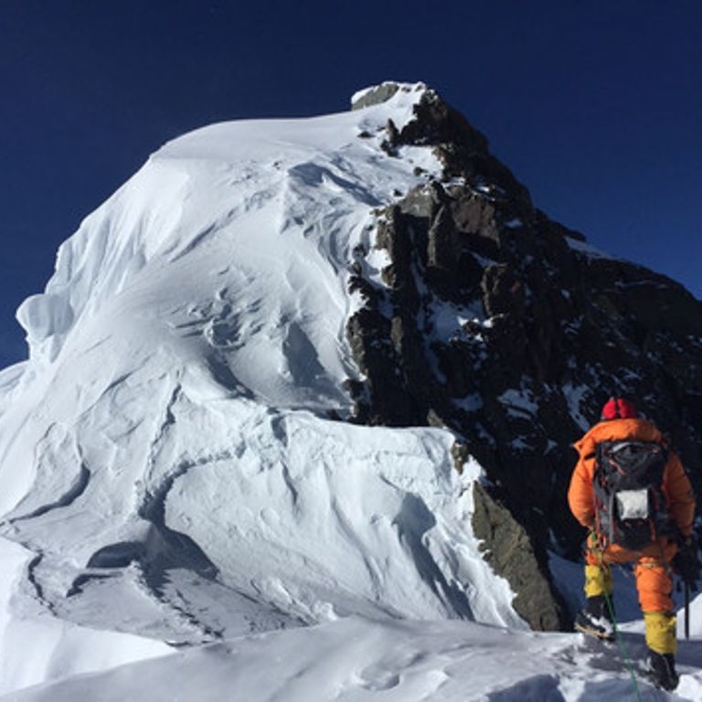 Uno scalatore su una montagna in Pakistan