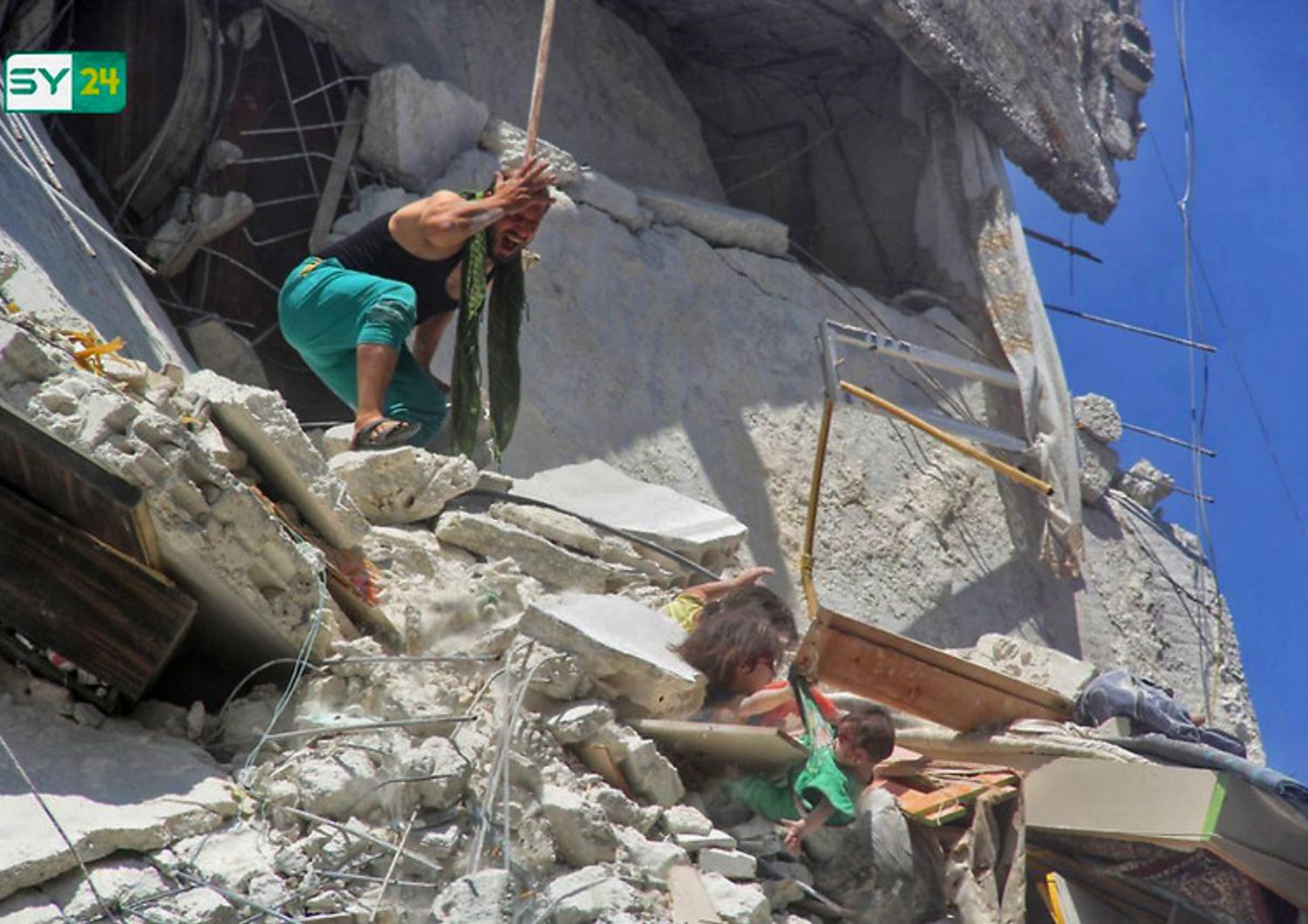 Le bambine intrappolate sotto le macerie di un bombardamento nella provincia di Idlib