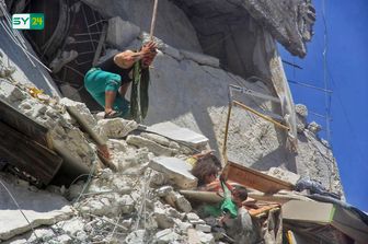 Le bambine intrappolate sotto le macerie di un bombardamento nella provincia di Idlib