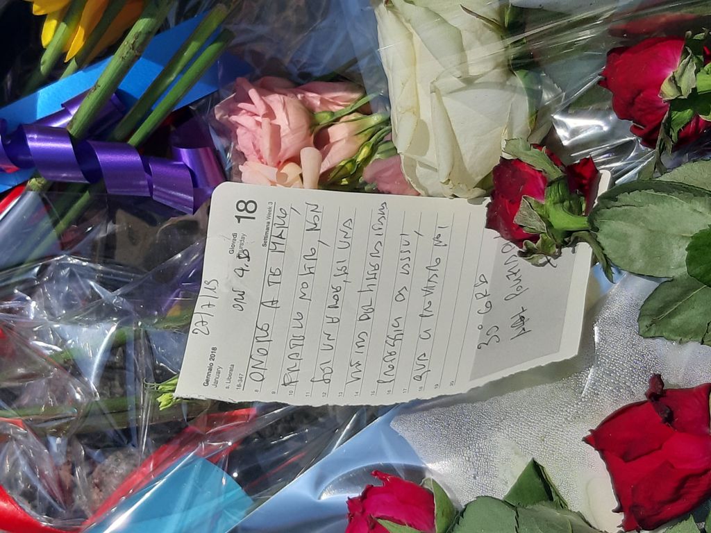 Fiori e messaggi sul luogo in cui &egrave; stato ucciso il carabiniere Cerciello