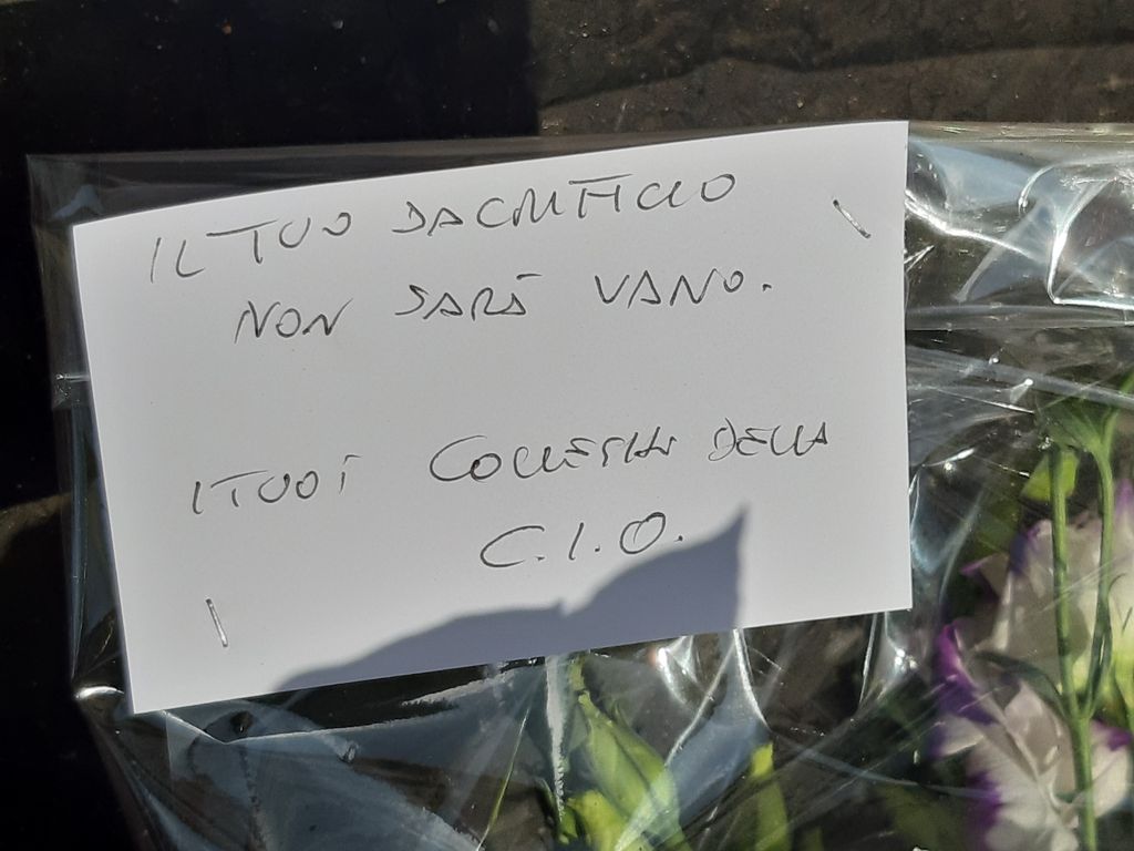 Fiori e messaggi sul luogo in cui &egrave; stato ucciso il carabiniere Cerciello
