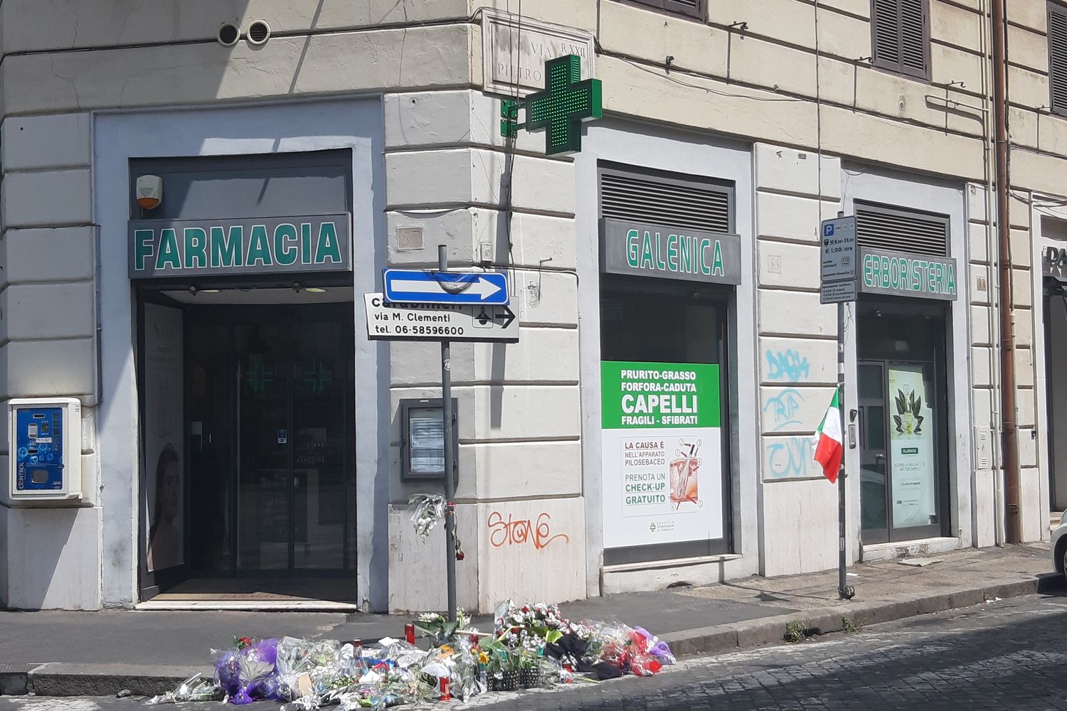 Fiori e messaggi sul luogo in cui &egrave; stato ucciso il carabiniere Cerciello
