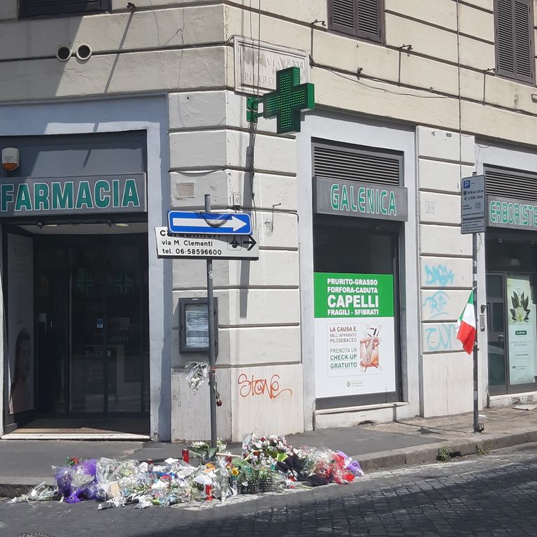 Fiori e messaggi sul luogo in cui &egrave; stato ucciso il carabiniere Cerciello