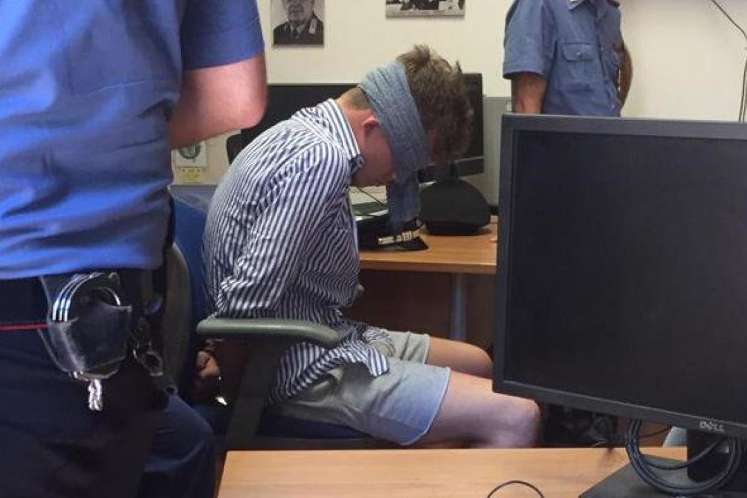 Gabriel Natale Hjorth bendato in caserma