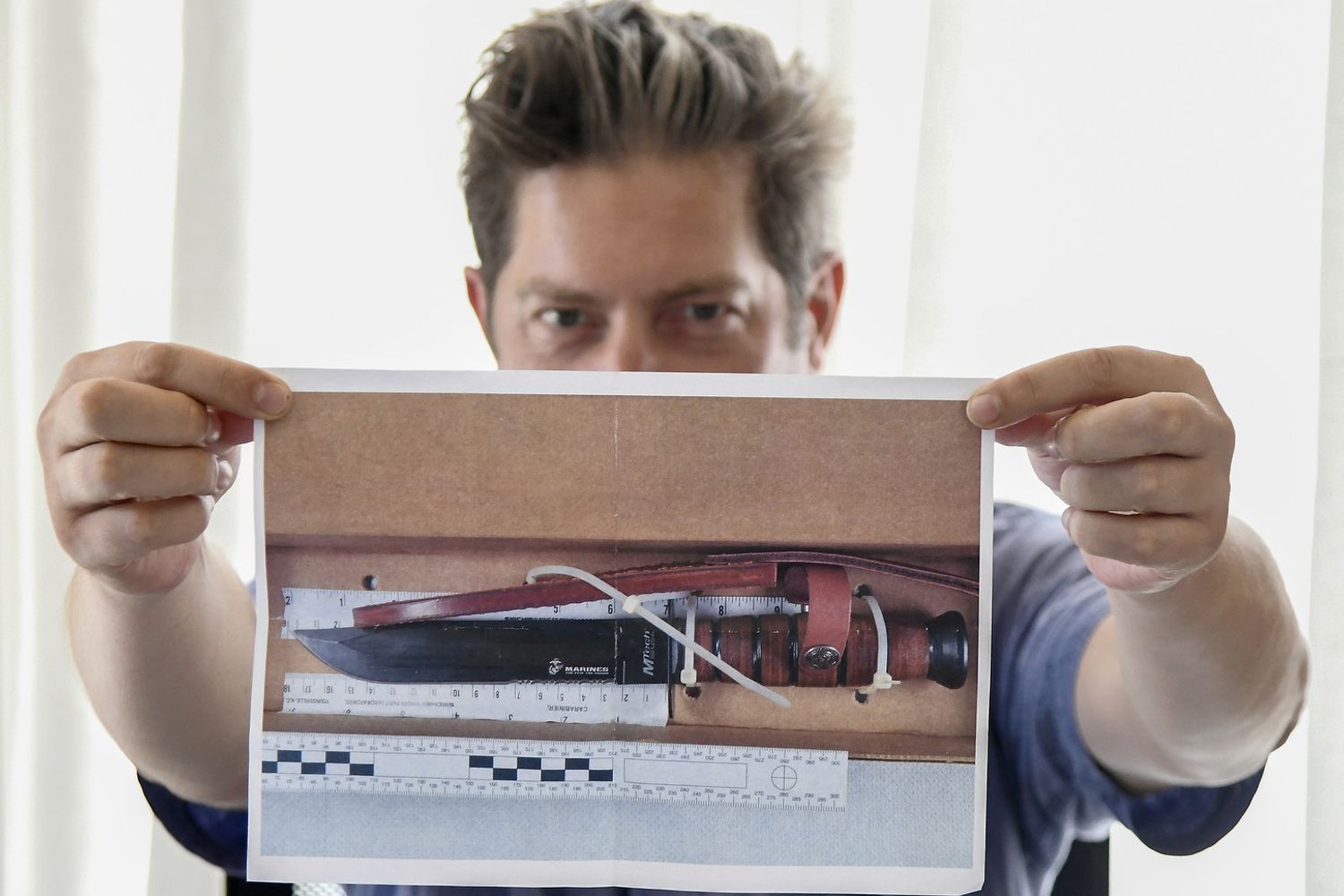 Un carabiniere mostra una foto del pugnale con cui &egrave; stato ucciso Mario Cerciello Rega