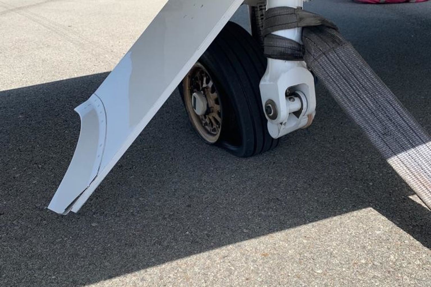 La ruota sgonfia dell'aereo che ha ritardato gli arrivi nello scalo di Cagliari