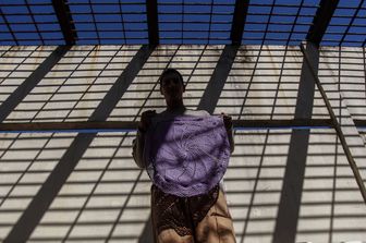 Un detenuto mostra un lavoro all'uncinetto fatto nell'ambito di un programma di riabilitazione in un carcere brasiliano
