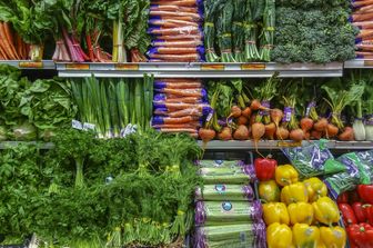 Verdure biologiche in un supermercato