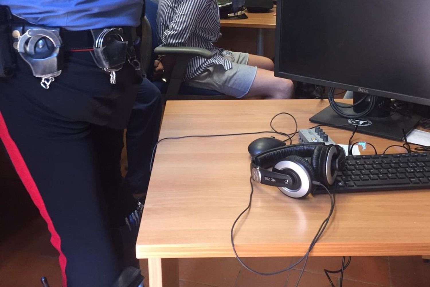 La foto di Gabriel Natale-Hjorth bendato in caserma