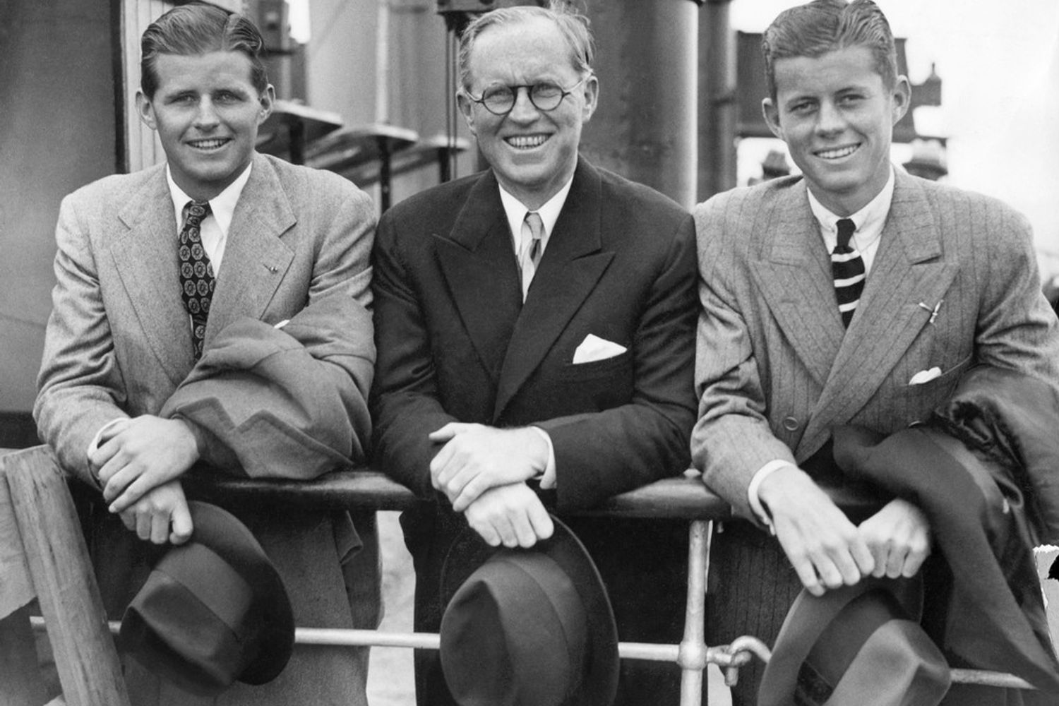 Un giovanissimo John Fitzgerald Kennedy (1917-63), a destra, con il fratello Joseph Patrick Kennedy Jr (1915-44), e il padre Joseph nel 1938 a Southampton&nbsp;