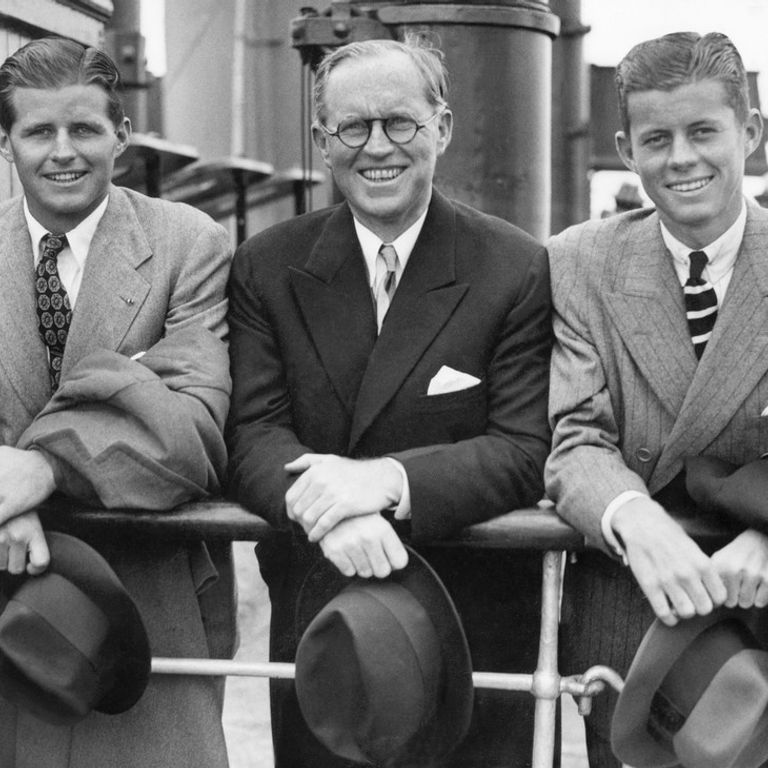 Un giovanissimo John Fitzgerald Kennedy (1917-63), a destra, con il fratello Joseph Patrick Kennedy Jr (1915-44), e il padre Joseph nel 1938 a Southampton&nbsp;