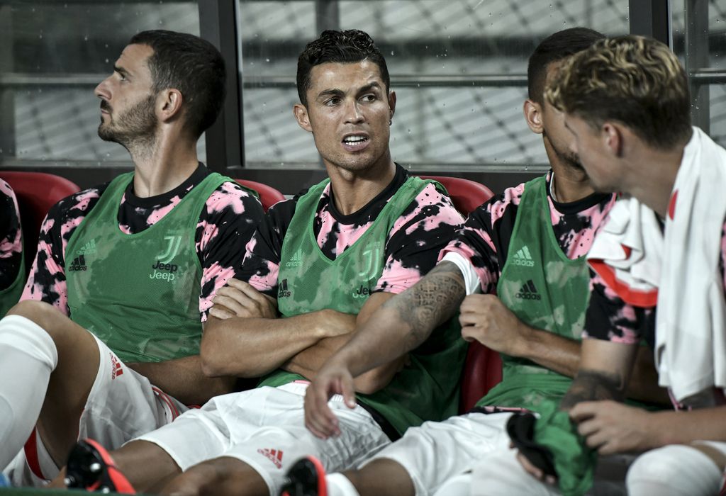 Cristiano Ronaldo in panchina durante l'amichevole in Corea
