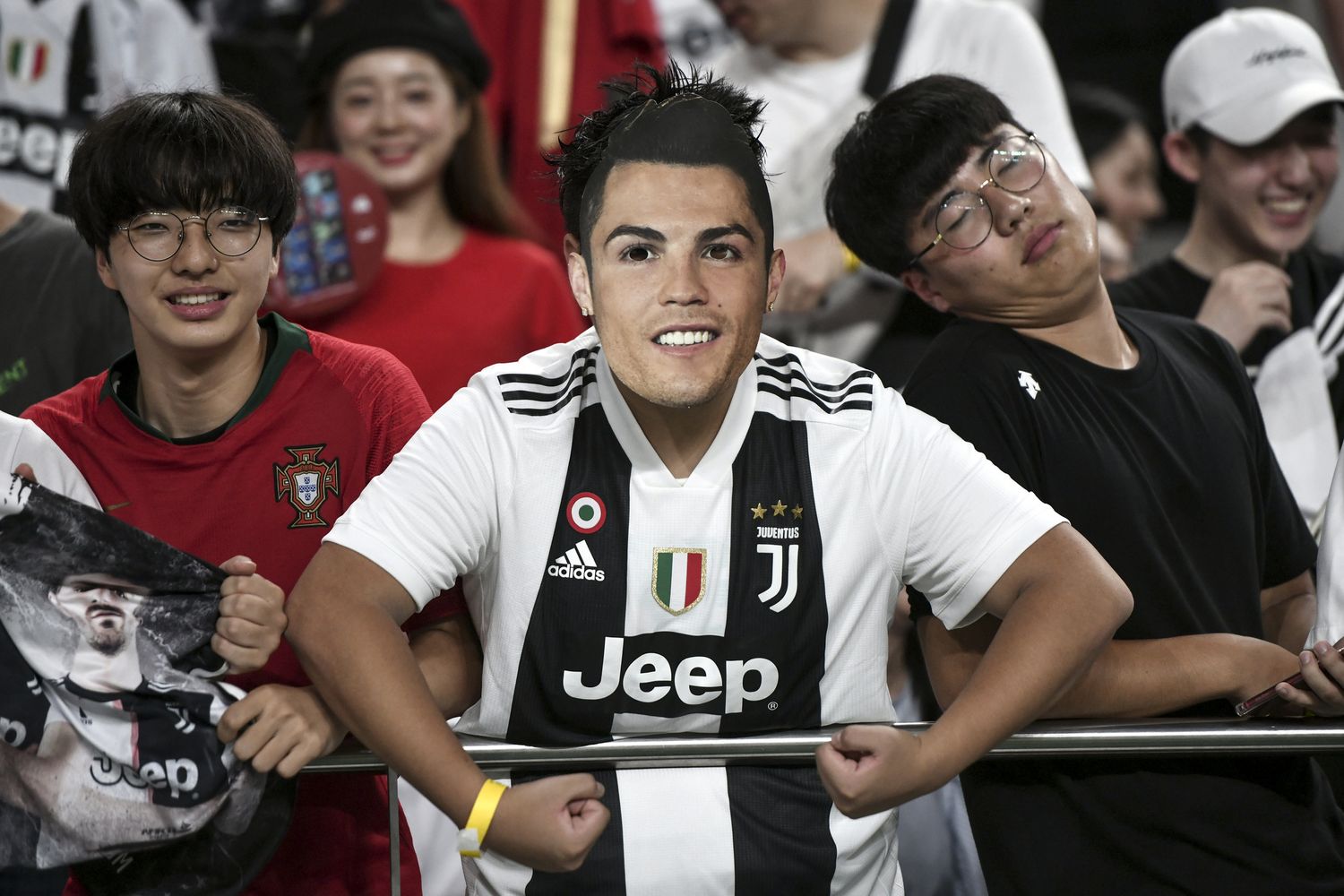 Una maschera di Cr7 vista sugli spalti a Seoul