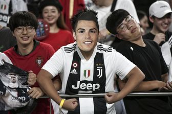 Una maschera di Cr7 vista sugli spalti a Seoul