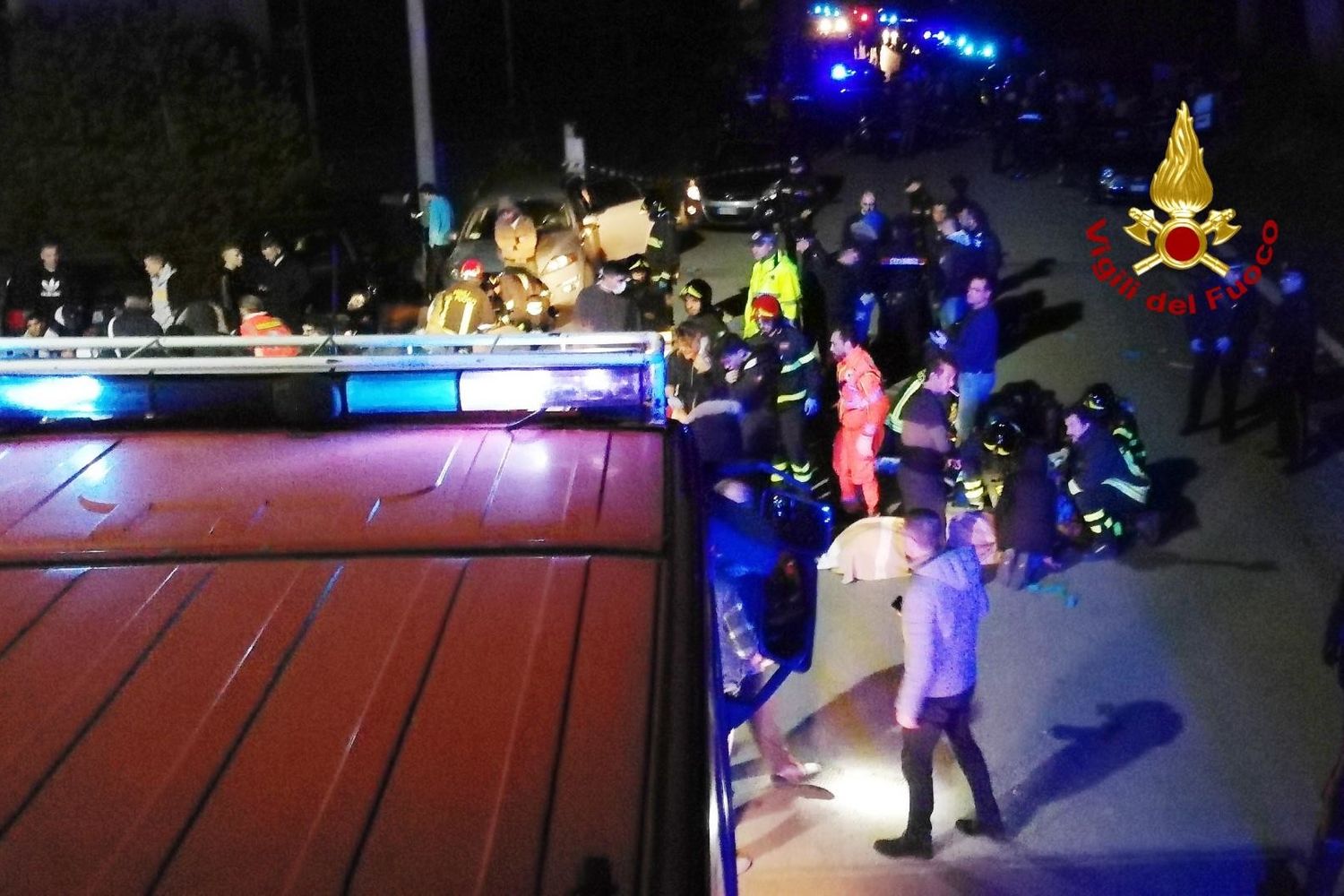 I primi soccorsi fuori dalla discotexa Lanterna Azzurra di Corinaldo, 7 dicembre 2018