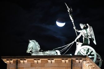 Germania, un'eclissi di luna sulla Porta di Brandeburgo&nbsp;