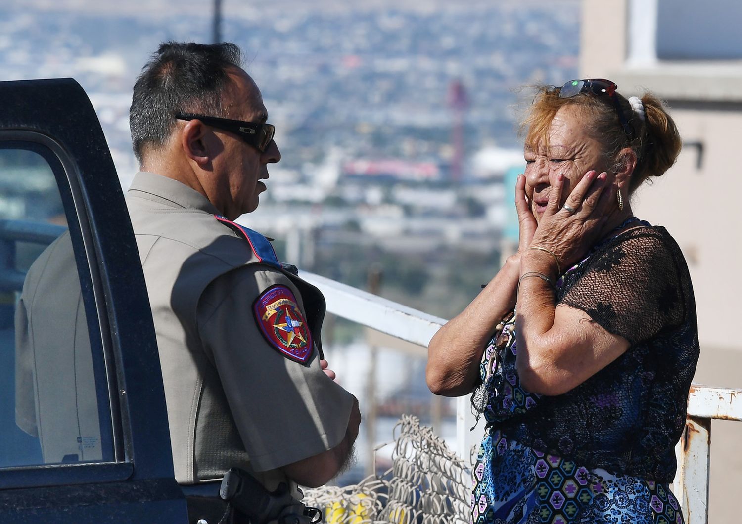 Una donna piange all'esterno del supermercato Wallmart, dopo la strage di El Paso&nbsp;
