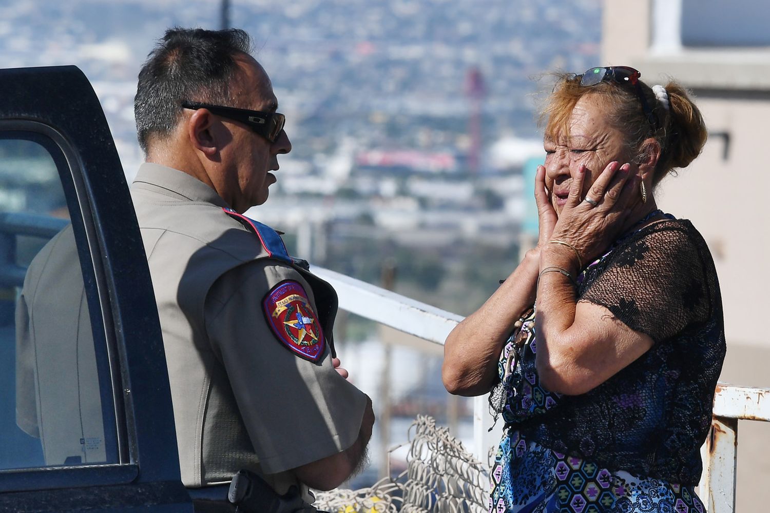 Una donna piange all'esterno del supermercato Wallmart, dopo la strage di El Paso&nbsp;
