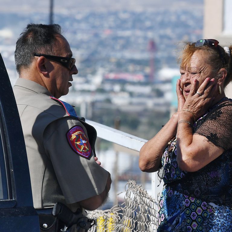 Una donna piange all'esterno del supermercato Wallmart, dopo la strage di El Paso&nbsp;