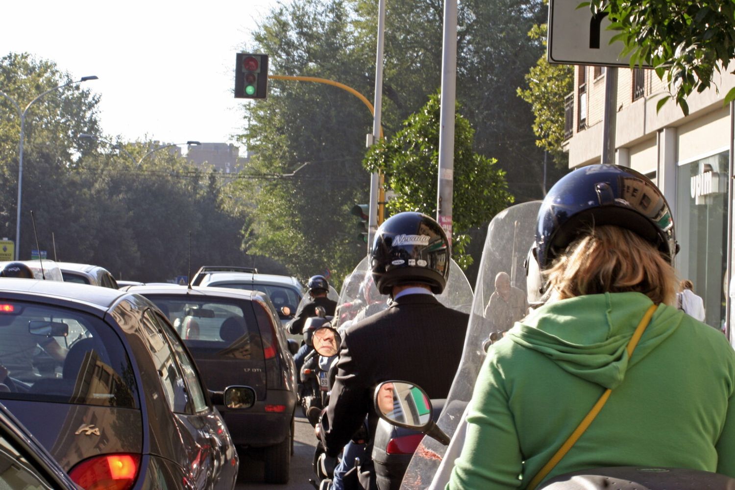 Motorini e auto nel traffico a Roma&nbsp;