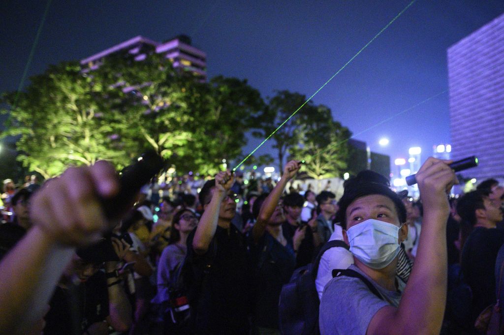 Hong Kong, la protesta dei laser