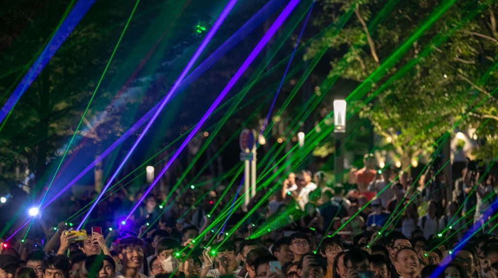 Hong Kong, la protesta dei laser