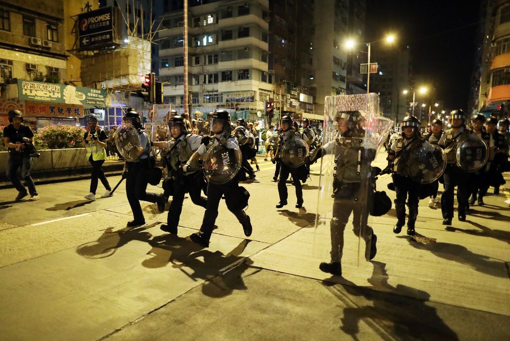 Hong Kong, polizia anti-sommossa