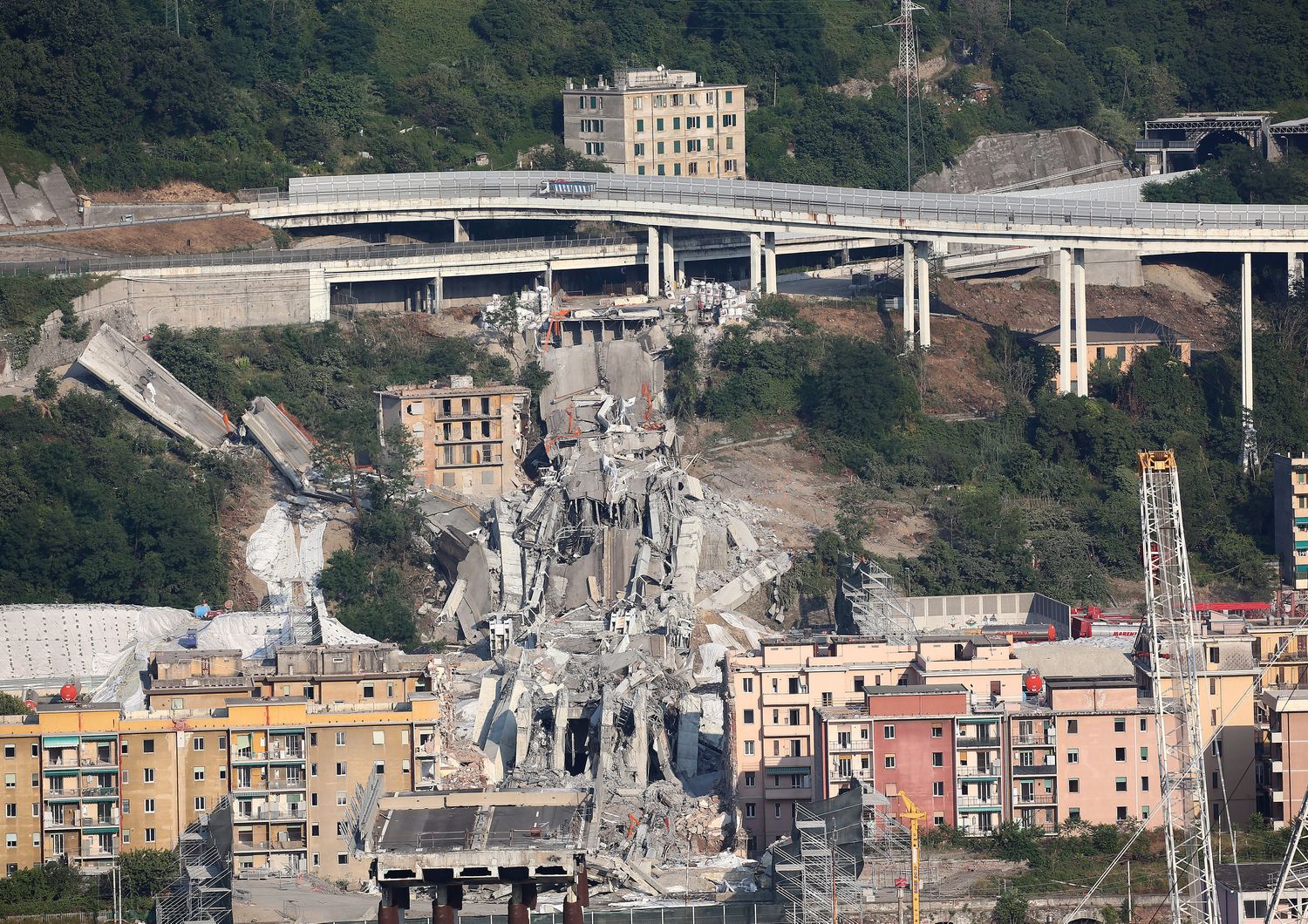 Le macerie del Ponte Morandi dopo l'ultima esplosione di demolizione, giugno 2019