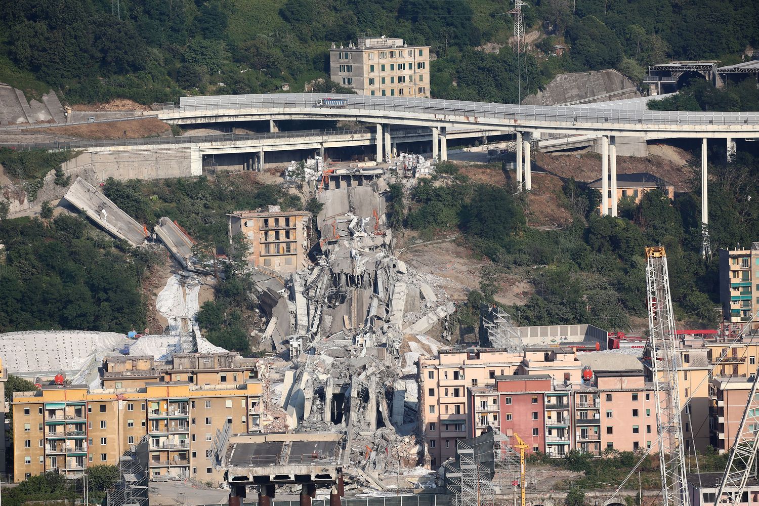Le macerie del Ponte Morandi dopo l'ultima esplosione di demolizione, giugno 2019