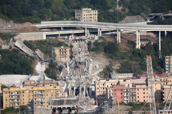 Le macerie del Ponte Morandi dopo l'ultima esplosione di demolizione, giugno 2019