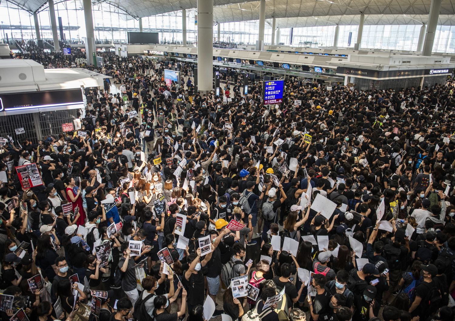 Le proteste all'aeroporto internazionale di Hong Kong