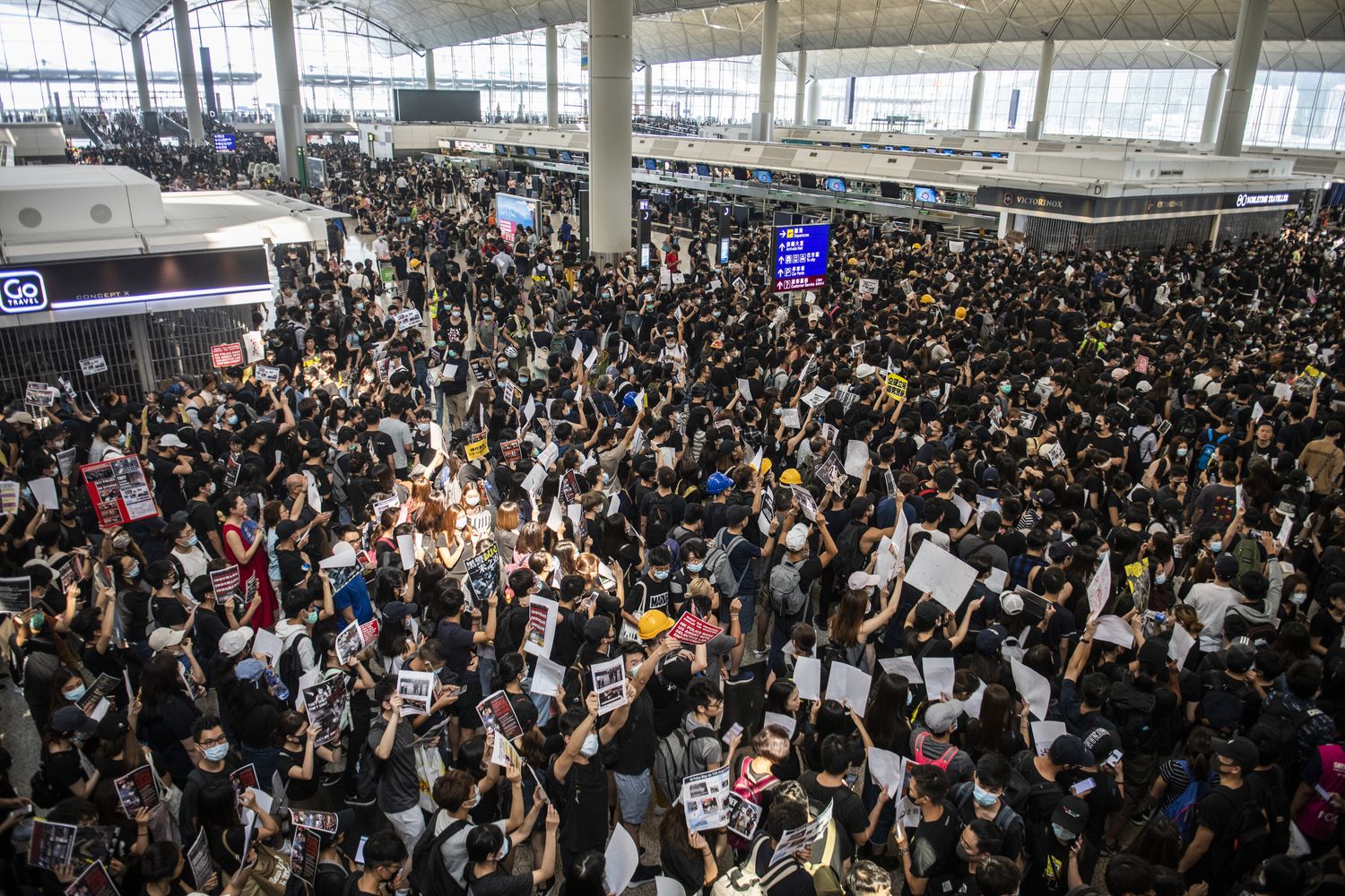 Le proteste all'aeroporto internazionale di Hong Kong