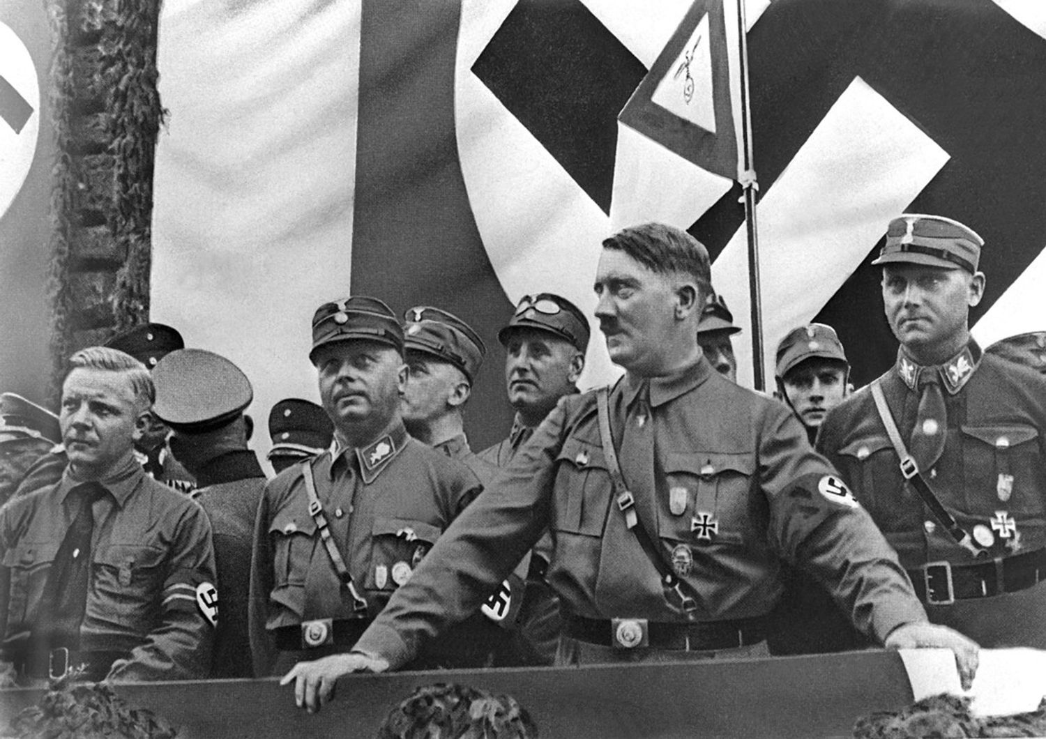Josef Wagner, Wilhelm Schepmann, Adolf Hitler e Victor Lutze durante un comizio a Dortmund nel 1933