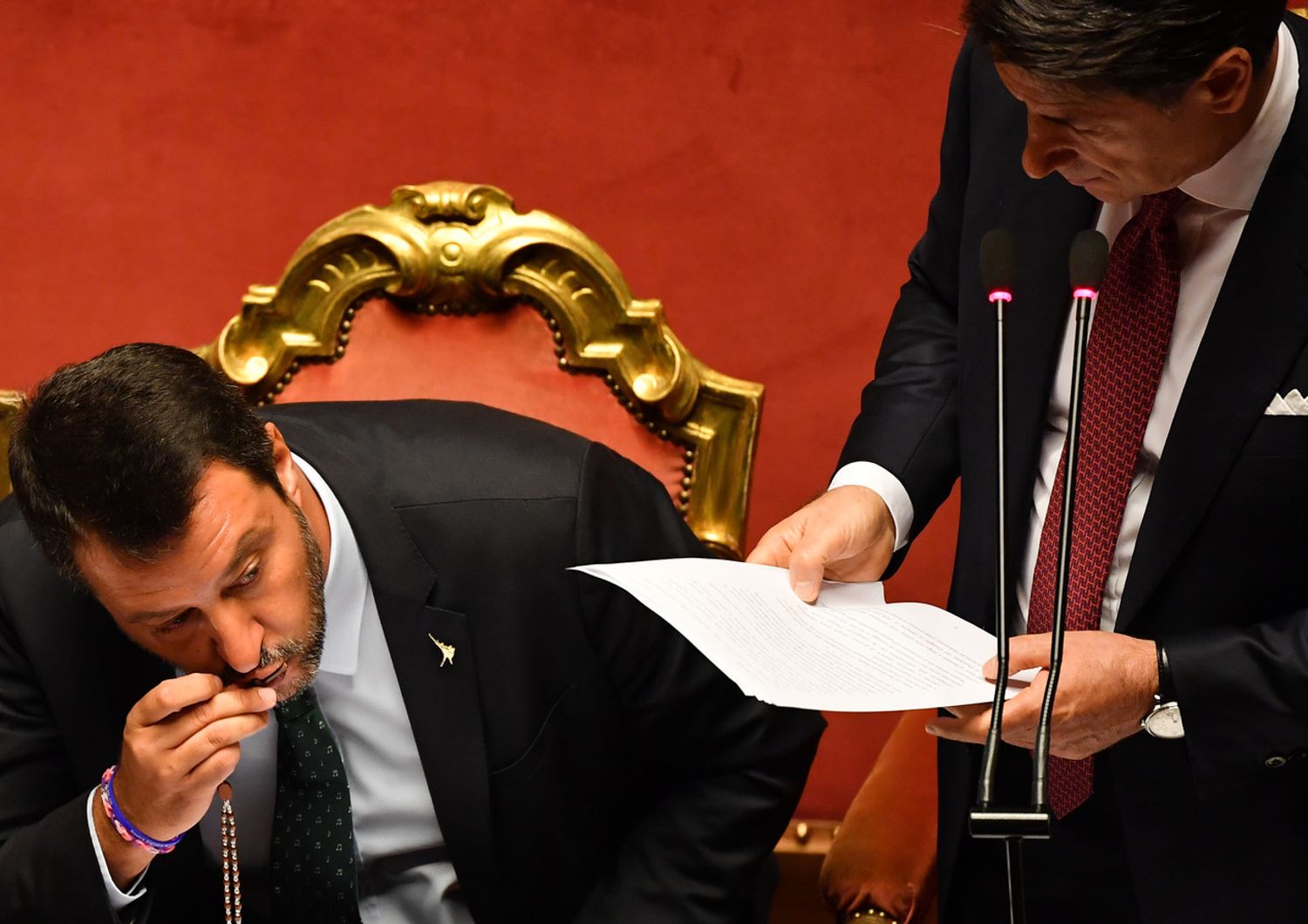 Matteo Salvini bacia il rosario durante il discorso del presidente del Consiglio Giuseppe Conte