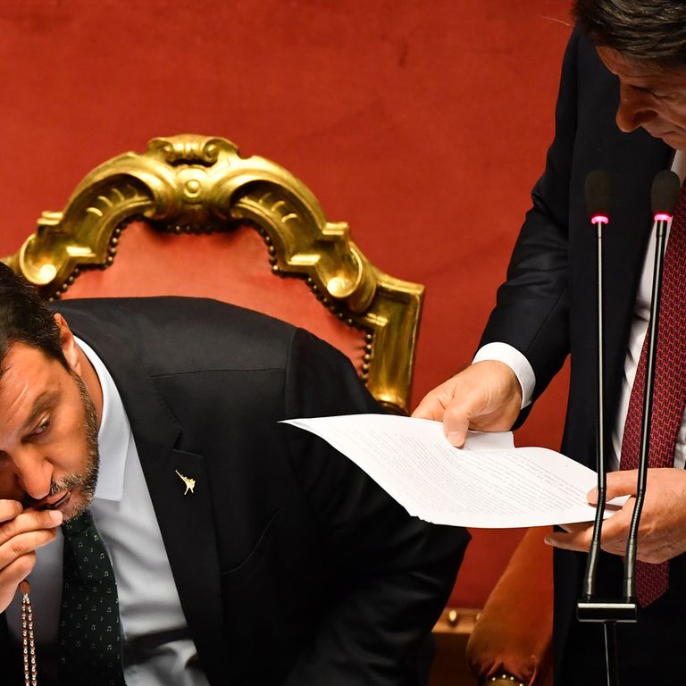 Matteo Salvini bacia il rosario durante il discorso del presidente del Consiglio Giuseppe Conte
