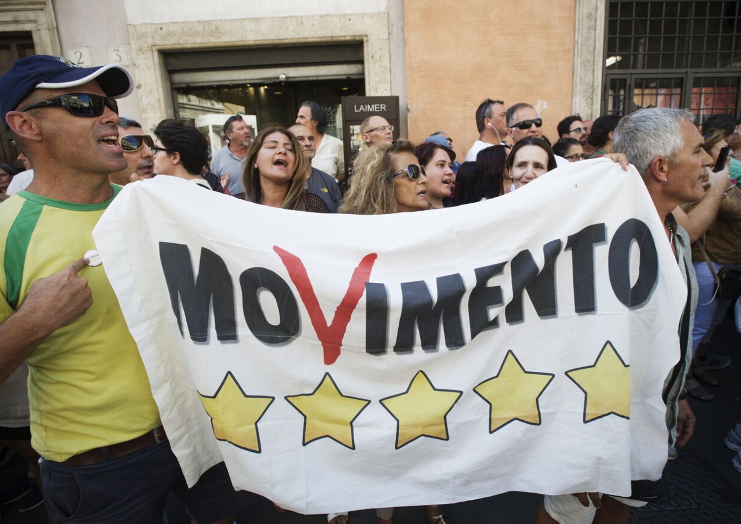 Manifestazione di militanti del M5s a Montecitorio