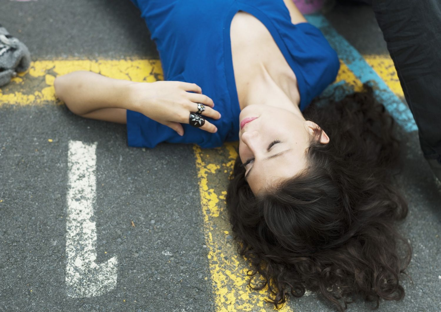 Una ragazza sdraiata in strada