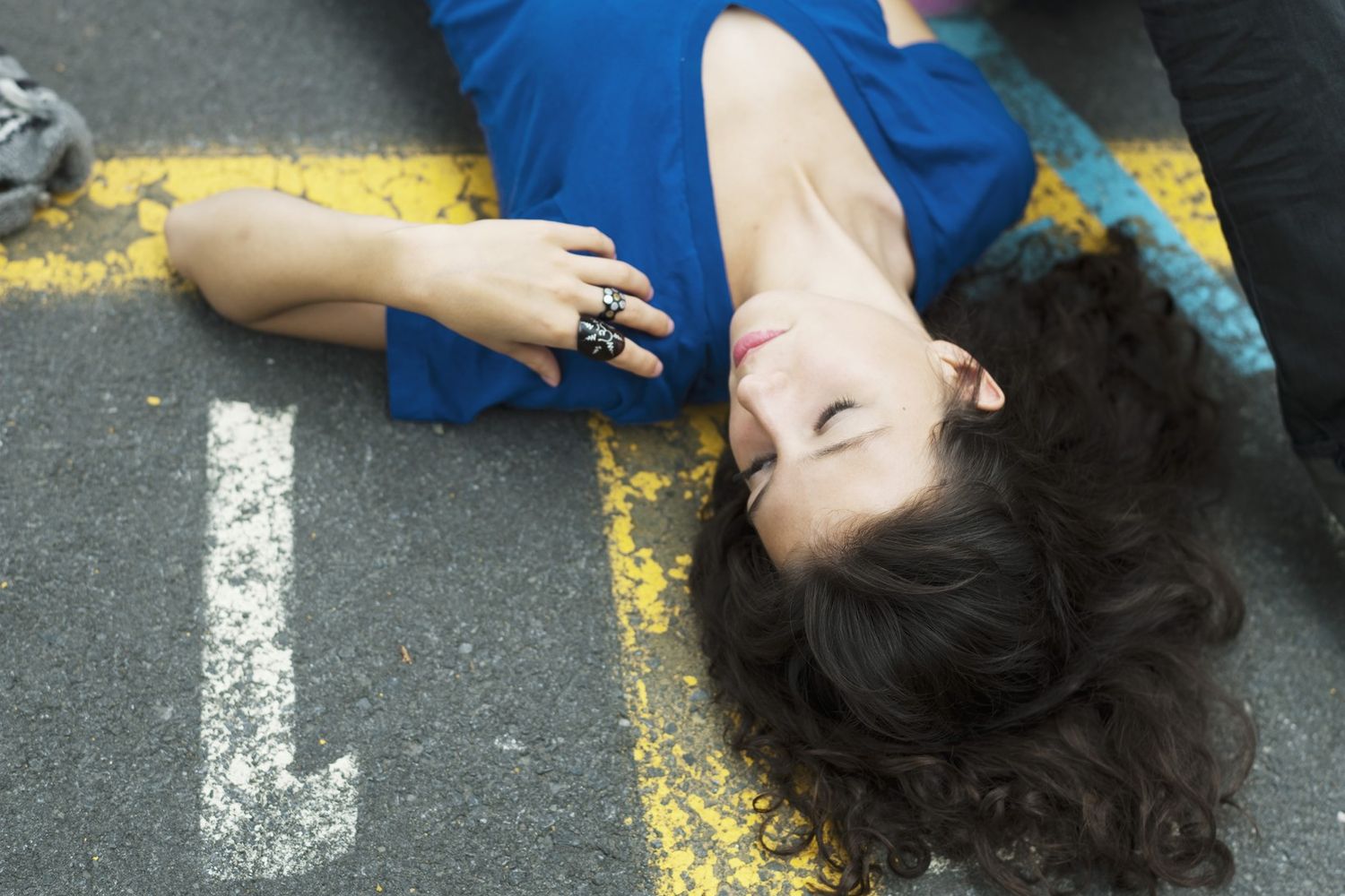 Una ragazza sdraiata in strada