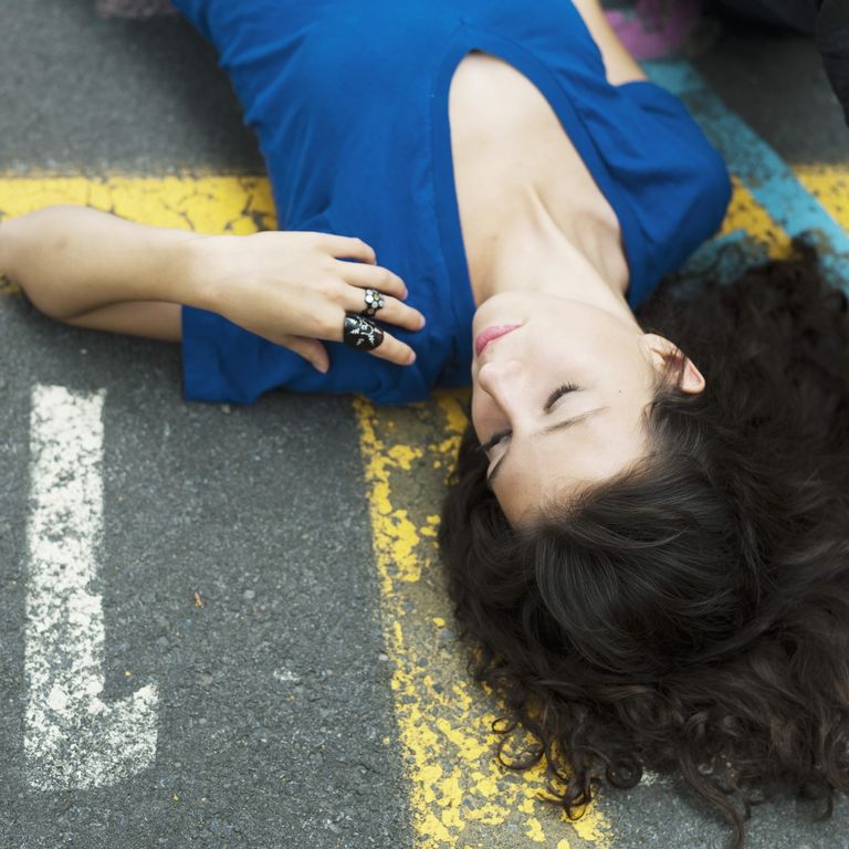 Una ragazza sdraiata in strada