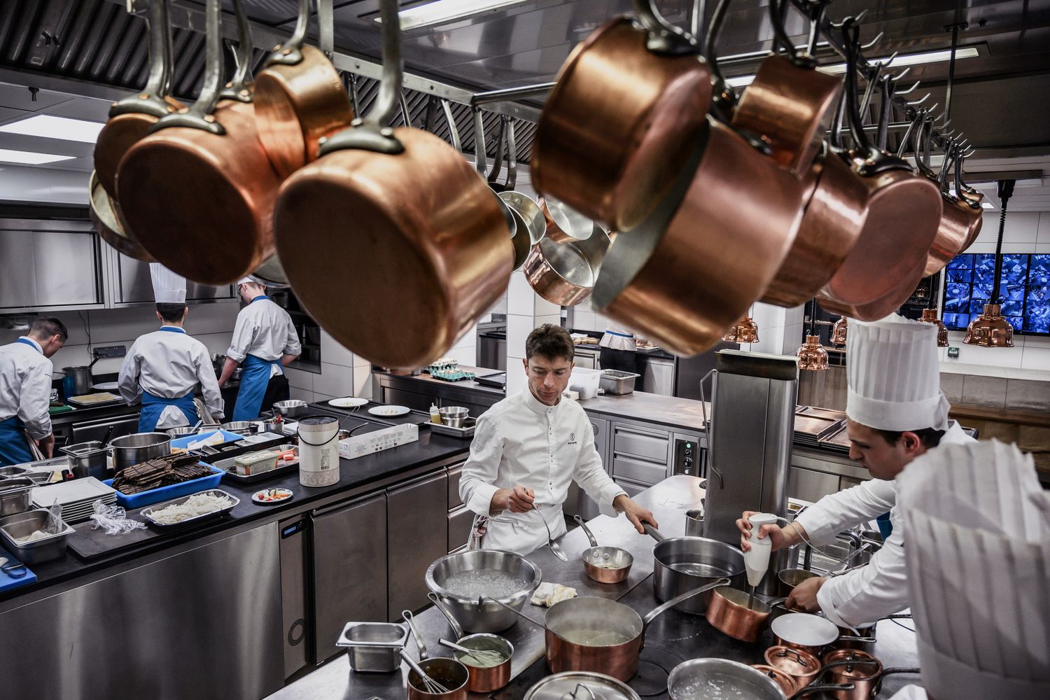 La cucina dell'Auberge du Pere Bise a Talloires-Montmin