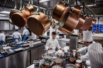 La cucina dell'Auberge du Pere Bise a Talloires-Montmin