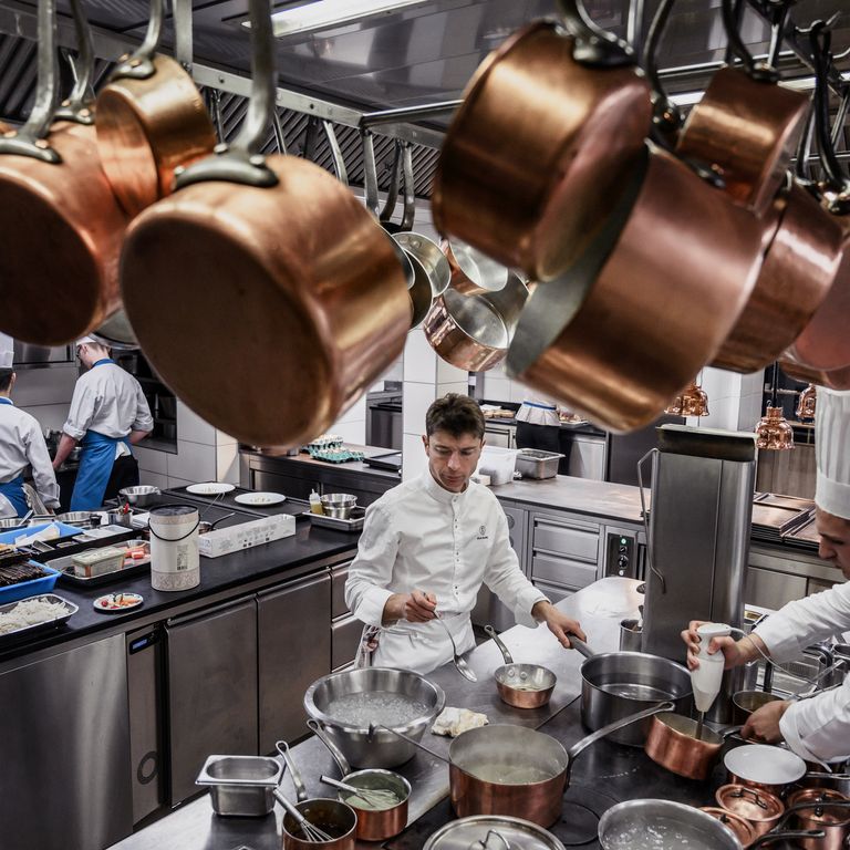 La cucina dell'Auberge du Pere Bise a Talloires-Montmin