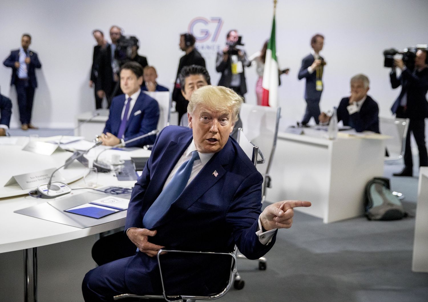 Donald Trump, sullo sfondo Giuseppe Conte al G7&nbsp;