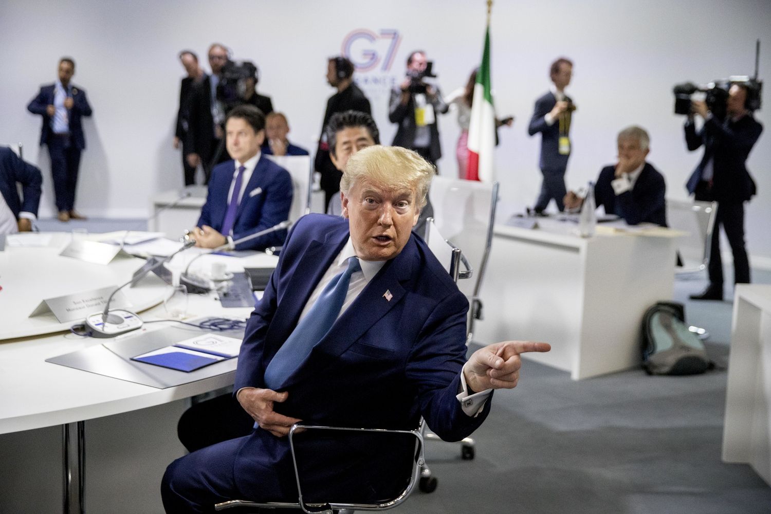 Donald Trump, sullo sfondo Giuseppe Conte al G7&nbsp;